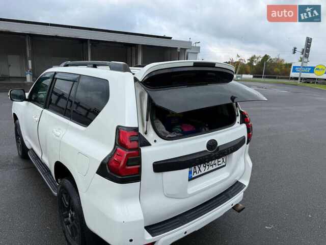 Белый Тойота Ленд Крузер Прадо, объемом двигателя 3.96 л и пробегом 320 тыс. км за 23999 $, фото 2 на Automoto.ua