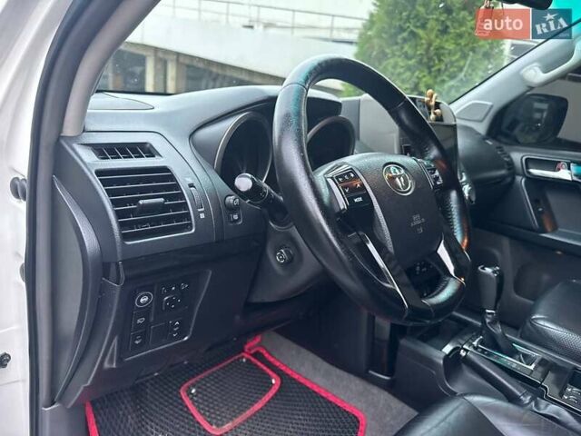 Белый Тойота Ленд Крузер Прадо, объемом двигателя 4 л и пробегом 237 тыс. км за 18750 $, фото 18 на Automoto.ua