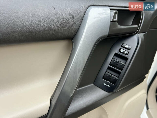 Белый Тойота Ленд Крузер Прадо, объемом двигателя 2.7 л и пробегом 228 тыс. км за 19950 $, фото 64 на Automoto.ua