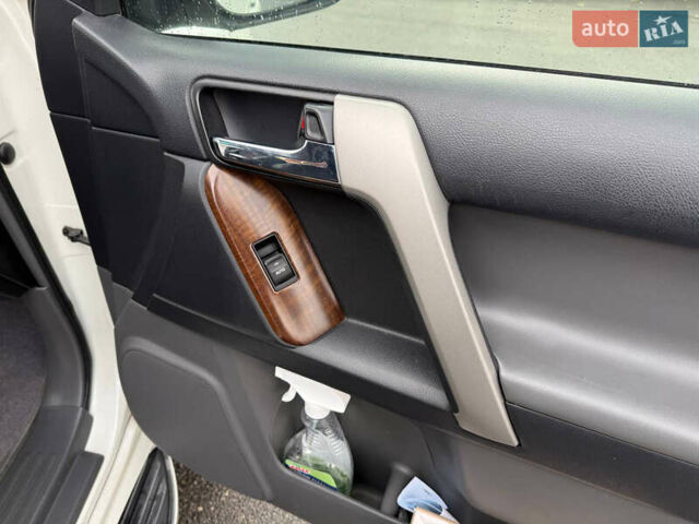 Белый Тойота Ленд Крузер Прадо, объемом двигателя 3.96 л и пробегом 320 тыс. км за 23999 $, фото 11 на Automoto.ua