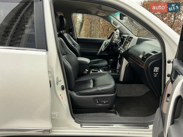 Белый Тойота Ленд Крузер Прадо, объемом двигателя 2.98 л и пробегом 150 тыс. км за 26500 $, фото 63 на Automoto.ua