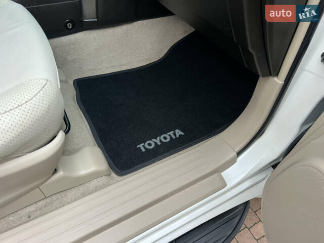 Белый Тойота Ленд Крузер Прадо, объемом двигателя 2.7 л и пробегом 228 тыс. км за 19950 $, фото 115 на Automoto.ua