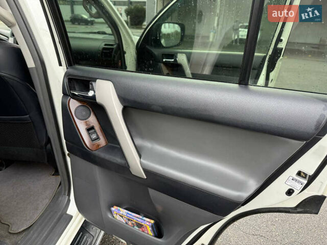 Белый Тойота Ленд Крузер Прадо, объемом двигателя 3.96 л и пробегом 320 тыс. км за 23999 $, фото 10 на Automoto.ua