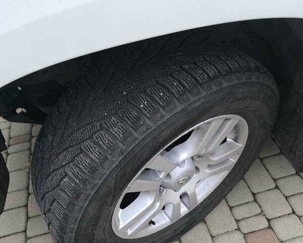 Белый Тойота Ленд Крузер Прадо, объемом двигателя 4 л и пробегом 320 тыс. км за 22000 $, фото 3 на Automoto.ua