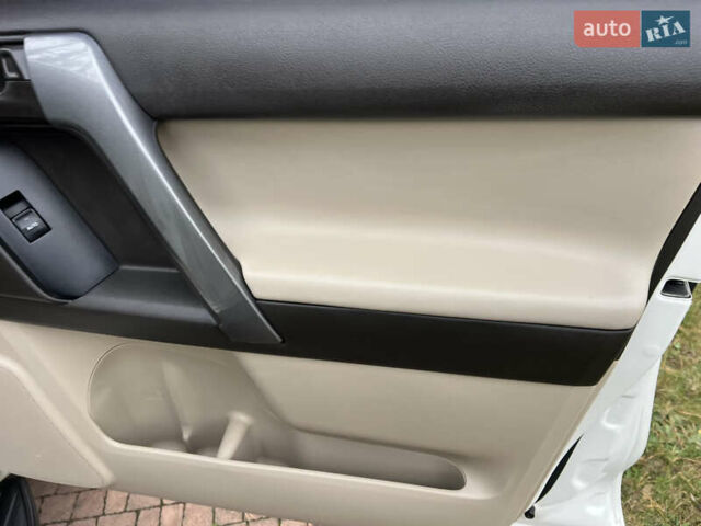 Белый Тойота Ленд Крузер Прадо, объемом двигателя 2.7 л и пробегом 228 тыс. км за 19950 $, фото 112 на Automoto.ua