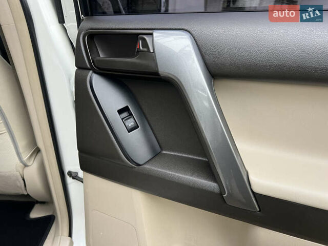 Белый Тойота Ленд Крузер Прадо, объемом двигателя 2.7 л и пробегом 228 тыс. км за 19950 $, фото 107 на Automoto.ua
