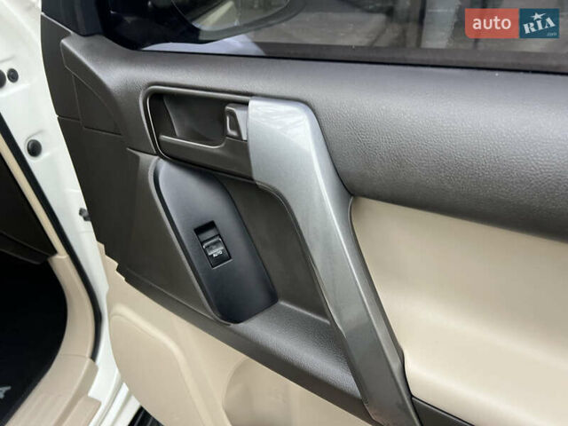 Белый Тойота Ленд Крузер Прадо, объемом двигателя 2.7 л и пробегом 228 тыс. км за 19950 $, фото 113 на Automoto.ua