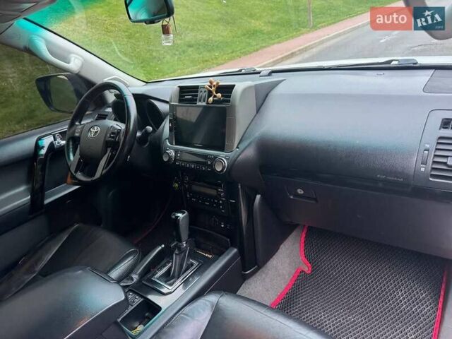 Белый Тойота Ленд Крузер Прадо, объемом двигателя 4 л и пробегом 237 тыс. км за 18750 $, фото 14 на Automoto.ua