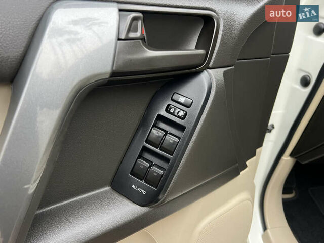 Белый Тойота Ленд Крузер Прадо, объемом двигателя 2.7 л и пробегом 228 тыс. км за 19950 $, фото 65 на Automoto.ua