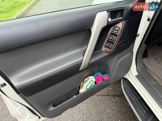 Белый Тойота Ленд Крузер Прадо, объемом двигателя 3.96 л и пробегом 320 тыс. км за 23999 $, фото 12 на Automoto.ua