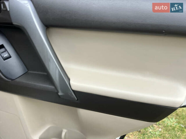 Белый Тойота Ленд Крузер Прадо, объемом двигателя 2.7 л и пробегом 228 тыс. км за 19950 $, фото 108 на Automoto.ua