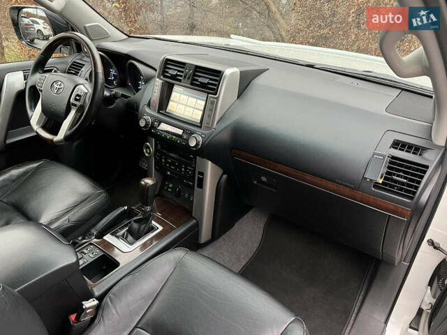 Белый Тойота Ленд Крузер Прадо, объемом двигателя 2.98 л и пробегом 150 тыс. км за 26500 $, фото 66 на Automoto.ua