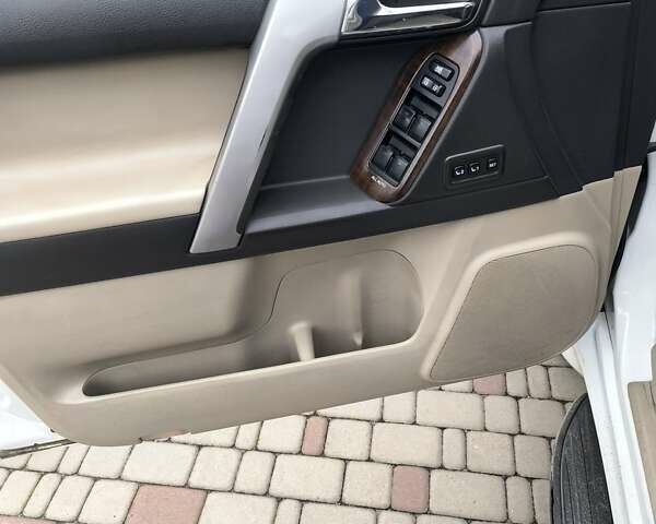 Белый Тойота Ленд Крузер Прадо, объемом двигателя 4 л и пробегом 320 тыс. км за 22000 $, фото 18 на Automoto.ua