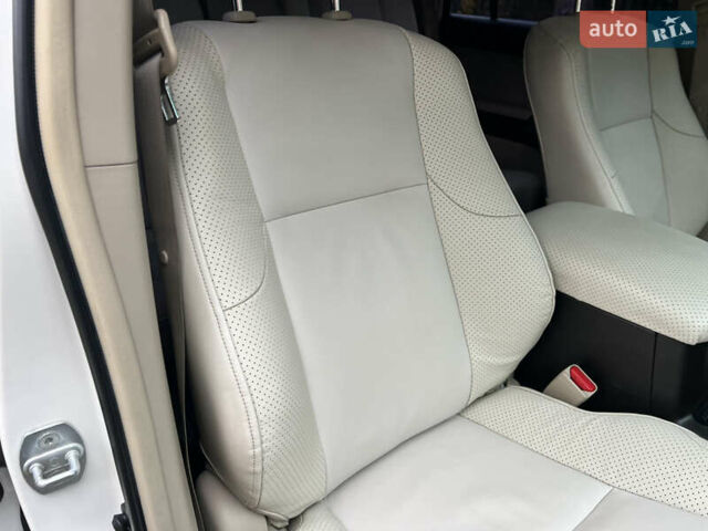 Белый Тойота Ленд Крузер Прадо, объемом двигателя 2.7 л и пробегом 228 тыс. км за 19950 $, фото 117 на Automoto.ua