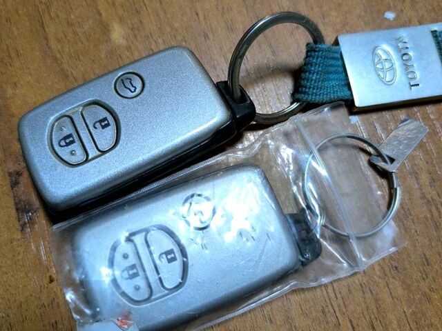 Белый Тойота Ленд Крузер Прадо, объемом двигателя 4 л и пробегом 320 тыс. км за 22000 $, фото 12 на Automoto.ua