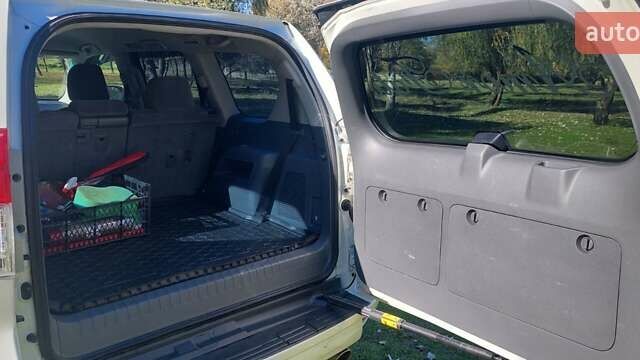 Белый Тойота Ленд Крузер Прадо, объемом двигателя 2.7 л и пробегом 180 тыс. км за 20500 $, фото 12 на Automoto.ua