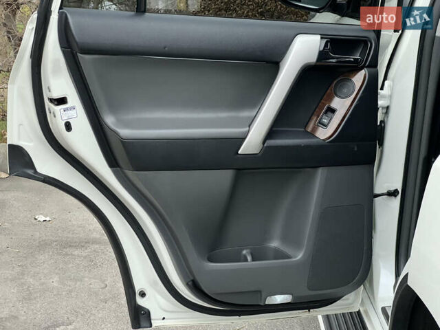 Белый Тойота Ленд Крузер Прадо, объемом двигателя 2.98 л и пробегом 150 тыс. км за 26500 $, фото 48 на Automoto.ua