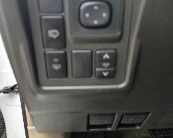 Белый Тойота Ленд Крузер Прадо, объемом двигателя 4 л и пробегом 320 тыс. км за 22000 $, фото 20 на Automoto.ua