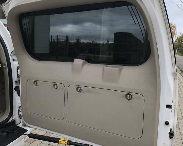 Белый Тойота Ленд Крузер Прадо, объемом двигателя 4 л и пробегом 320 тыс. км за 22000 $, фото 10 на Automoto.ua