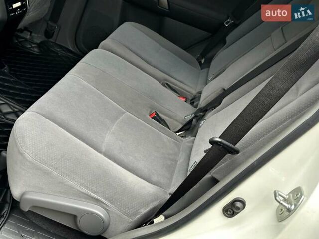 Белый Тойота Ленд Крузер Прадо, объемом двигателя 2.7 л и пробегом 180 тыс. км за 20500 $, фото 63 на Automoto.ua