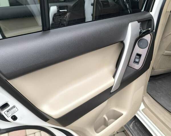 Белый Тойота Ленд Крузер Прадо, объемом двигателя 4 л и пробегом 320 тыс. км за 23500 $, фото 25 на Automoto.ua