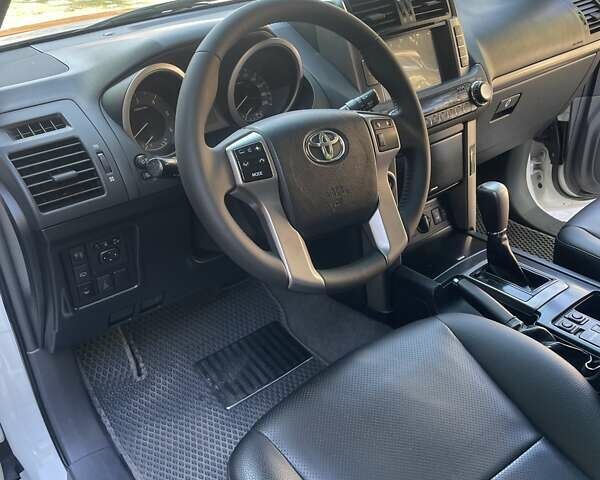 Белый Тойота Ленд Крузер Прадо, объемом двигателя 2.98 л и пробегом 256 тыс. км за 21999 $, фото 16 на Automoto.ua