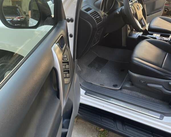 Белый Тойота Ленд Крузер Прадо, объемом двигателя 2.98 л и пробегом 256 тыс. км за 21999 $, фото 19 на Automoto.ua