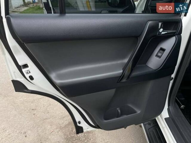 Белый Тойота Ленд Крузер Прадо, объемом двигателя 3.96 л и пробегом 285 тыс. км за 25999 $, фото 14 на Automoto.ua