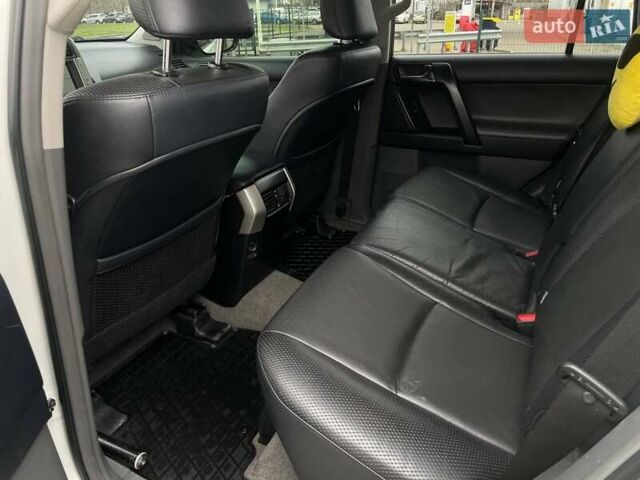 Белый Тойота Ленд Крузер Прадо, объемом двигателя 3.96 л и пробегом 285 тыс. км за 25999 $, фото 27 на Automoto.ua