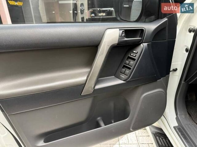 Білий Тойота Ленд Крузер Прадо, об'ємом двигуна 2.98 л та пробігом 134 тис. км за 23990 $, фото 13 на Automoto.ua