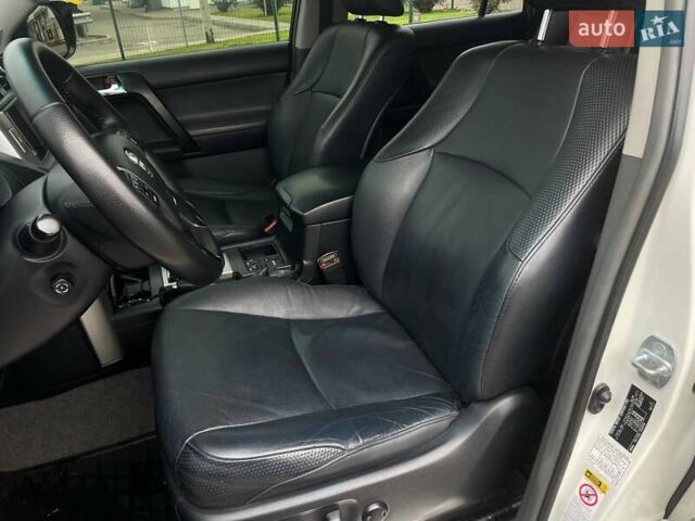 Белый Тойота Ленд Крузер Прадо, объемом двигателя 3.96 л и пробегом 285 тыс. км за 25999 $, фото 19 на Automoto.ua