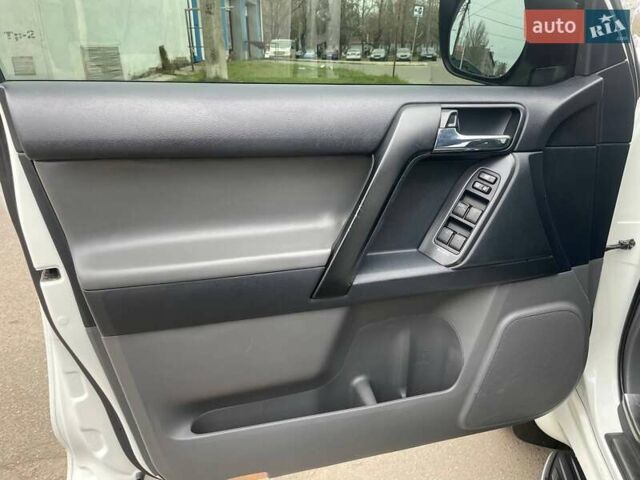 Белый Тойота Ленд Крузер Прадо, объемом двигателя 3.96 л и пробегом 285 тыс. км за 25999 $, фото 13 на Automoto.ua