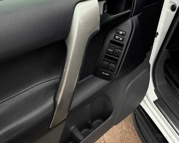 Тойота Ленд Крузер Прадо 2012 в Харькове на Automoto.ua Белый Тойота Ленд Крузер Прадо, объемом двигателя 2.98 л и пробегом 208 тыс. км за 27400 $, фото 35 на Automoto.ua