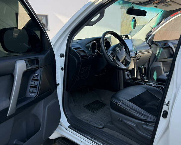 Белый Тойота Ленд Крузер Прадо, объемом двигателя 3 л и пробегом 267 тыс. км за 24500 $, фото 11 на Automoto.ua