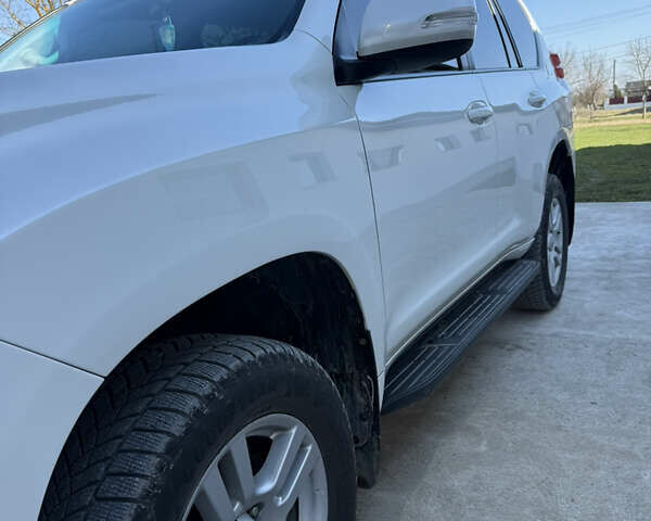 Белый Тойота Ленд Крузер Прадо, объемом двигателя 3 л и пробегом 267 тыс. км за 24000 $, фото 2 на Automoto.ua