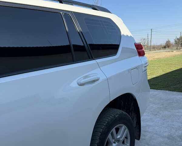 Белый Тойота Ленд Крузер Прадо, объемом двигателя 3 л и пробегом 267 тыс. км за 24500 $, фото 3 на Automoto.ua