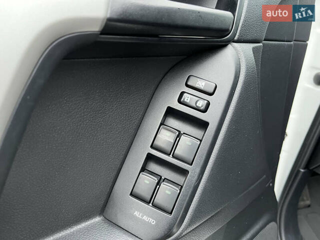 Белый Тойота Ленд Крузер Прадо, объемом двигателя 3 л и пробегом 292 тыс. км за 26700 $, фото 16 на Automoto.ua