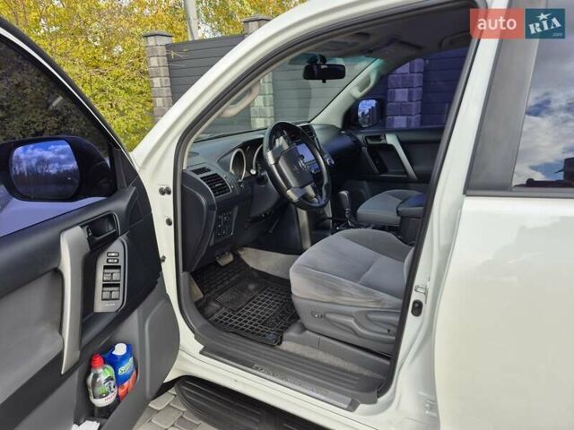 Білий Тойота Ленд Крузер Прадо, об'ємом двигуна 3 л та пробігом 266 тис. км за 23900 $, фото 18 на Automoto.ua