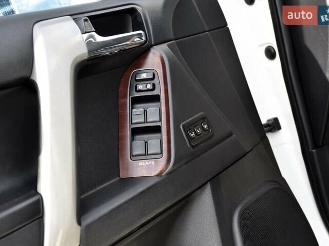 Белый Тойота Ленд Крузер Прадо, объемом двигателя 3 л и пробегом 231 тыс. км за 31700 $, фото 58 на Automoto.ua