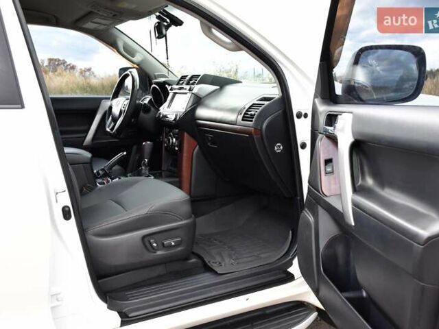 Белый Тойота Ленд Крузер Прадо, объемом двигателя 3 л и пробегом 231 тыс. км за 31700 $, фото 65 на Automoto.ua