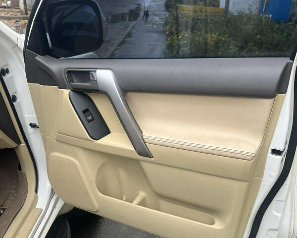 Белый Тойота Ленд Крузер Прадо, объемом двигателя 2.69 л и пробегом 130 тыс. км за 24000 $, фото 5 на Automoto.ua