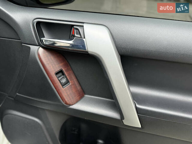 Белый Тойота Ленд Крузер Прадо, объемом двигателя 2.8 л и пробегом 280 тыс. км за 26999 $, фото 64 на Automoto.ua