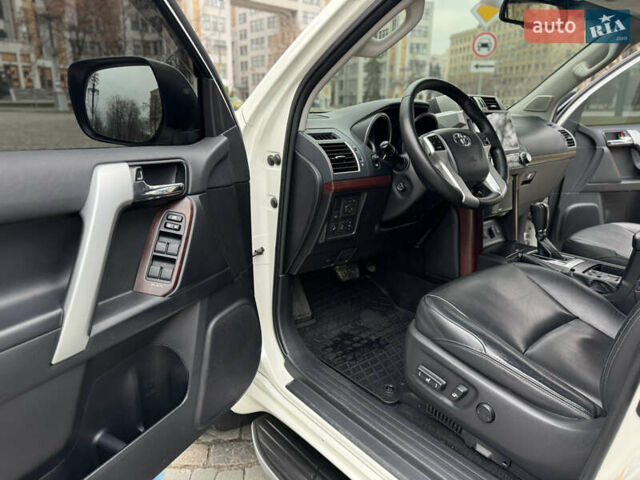 Белый Тойота Ленд Крузер Прадо, объемом двигателя 2.8 л и пробегом 280 тыс. км за 26999 $, фото 45 на Automoto.ua