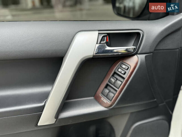 Белый Тойота Ленд Крузер Прадо, объемом двигателя 2.8 л и пробегом 280 тыс. км за 26999 $, фото 48 на Automoto.ua