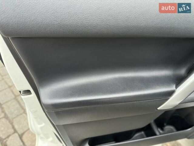 Белый Тойота Ленд Крузер Прадо, объемом двигателя 2.8 л и пробегом 280 тыс. км за 26999 $, фото 49 на Automoto.ua