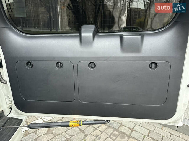 Белый Тойота Ленд Крузер Прадо, объемом двигателя 2.8 л и пробегом 280 тыс. км за 26999 $, фото 91 на Automoto.ua