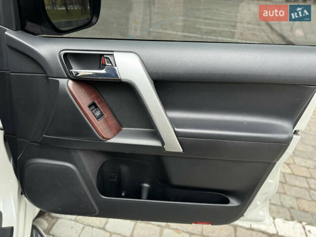 Белый Тойота Ленд Крузер Прадо, объемом двигателя 2.8 л и пробегом 280 тыс. км за 26999 $, фото 63 на Automoto.ua