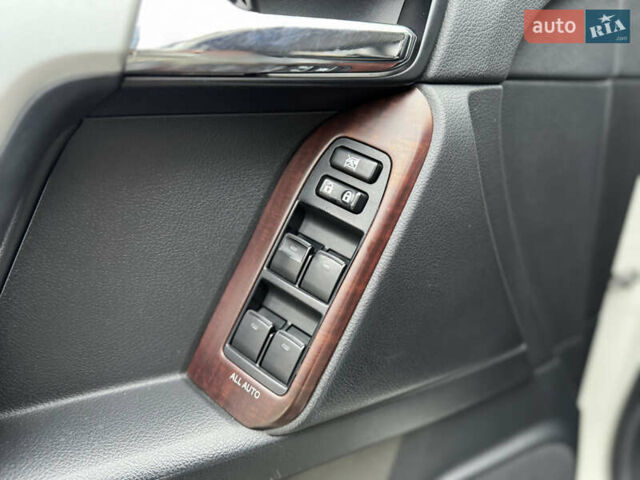 Белый Тойота Ленд Крузер Прадо, объемом двигателя 2.8 л и пробегом 280 тыс. км за 26999 $, фото 47 на Automoto.ua