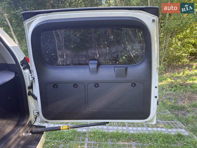 Белый Тойота Ленд Крузер Прадо, объемом двигателя 2.76 л и пробегом 161 тыс. км за 31900 $, фото 13 на Automoto.ua