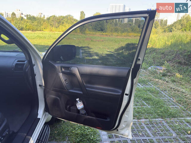 Белый Тойота Ленд Крузер Прадо, объемом двигателя 2.76 л и пробегом 161 тыс. км за 31900 $, фото 16 на Automoto.ua